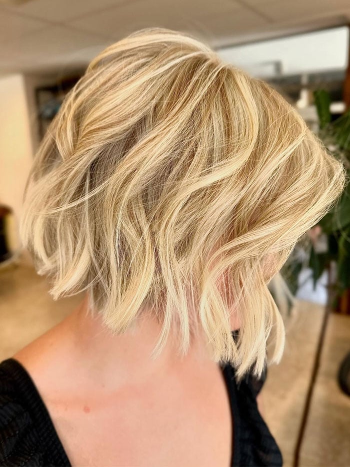 Collarbone Blunt Bob Wavy Blowout Textured Highlights — Bob with Highlights