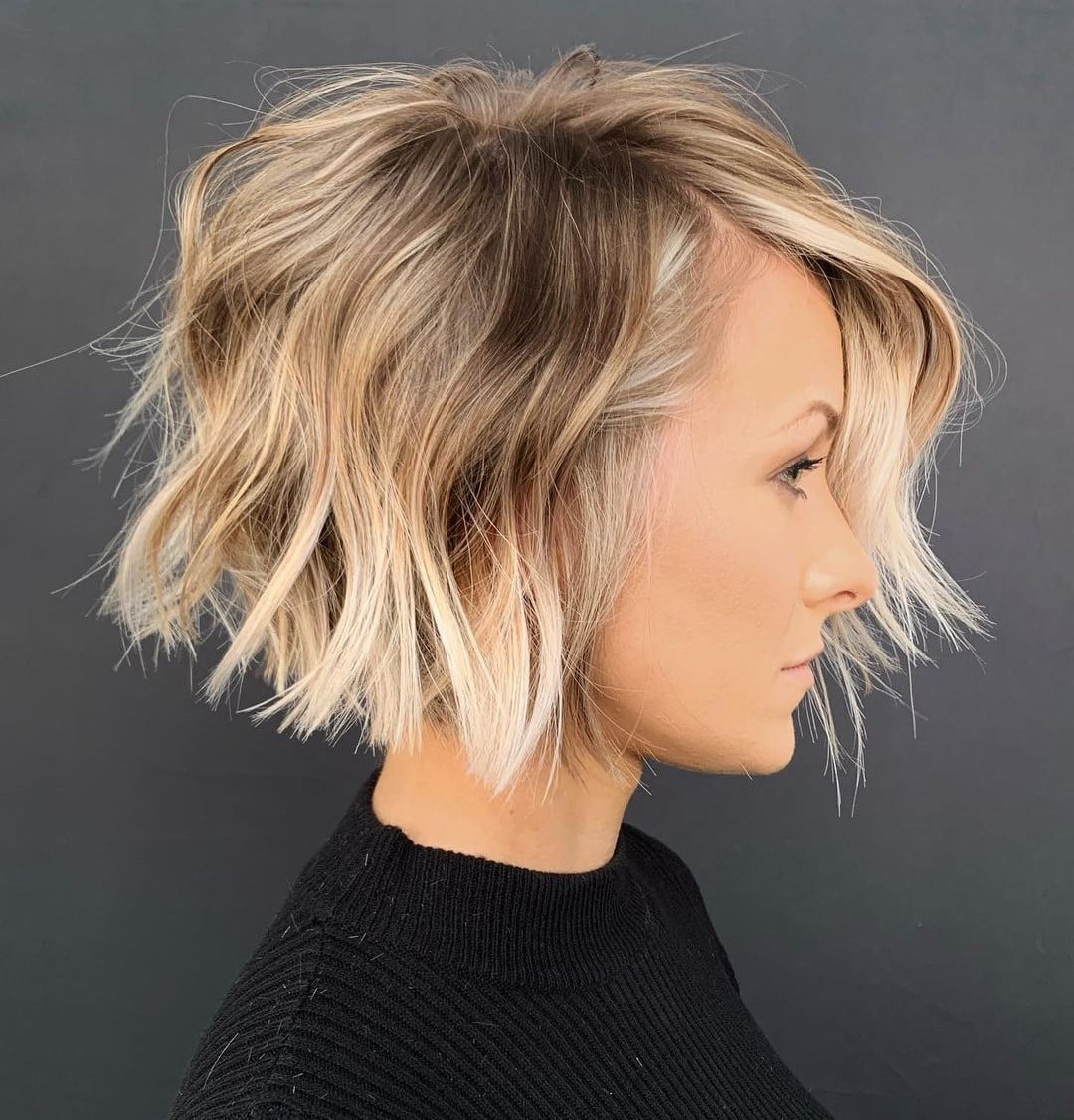 Short Wavy Bob Textured Air-Dried Chin Length — Bob with Highlights