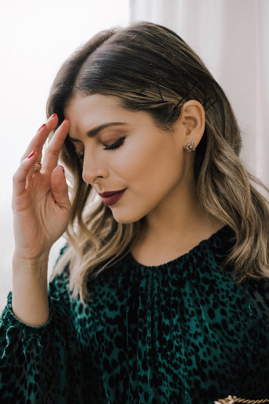 Collarbone Wavy Blowout With Black Pins and Side Swept Collarbone Wavy Blowout With Black Pins and Side Swept — Bobby Pins Hairstyles