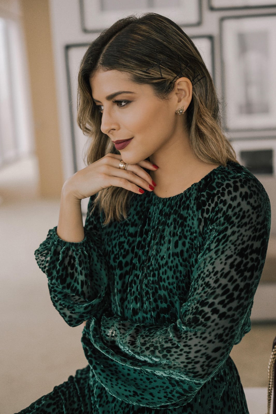 Collarbone Wavy Blowout With Black Pins, Layers Collarbone Wavy Blowout With Black Pins, Layers — Bobby Pins Hairstyles