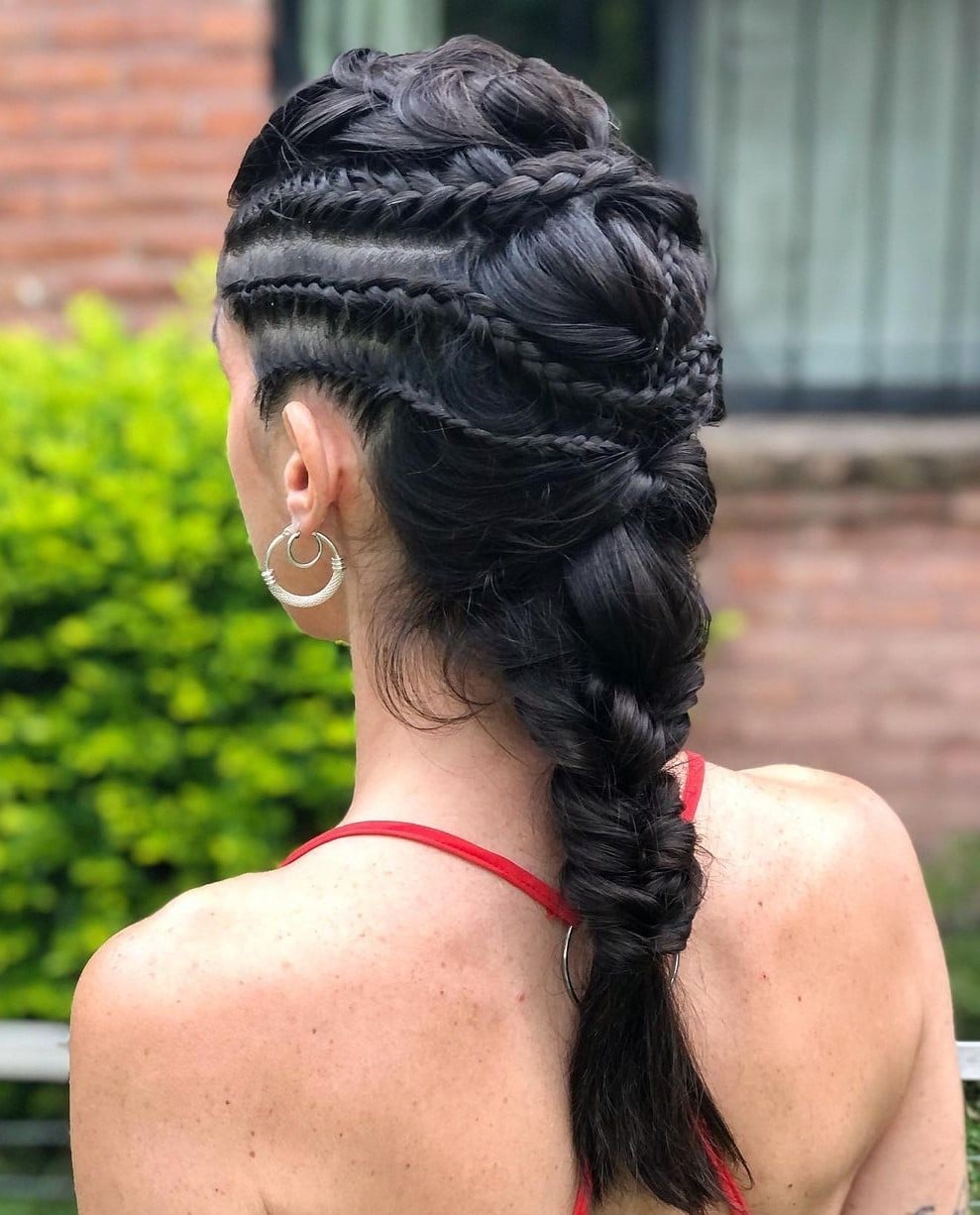 Mid-Back Black Wavy Braids, Layers Mid-Back Black Wavy Braids, Layers — Braids to the Side