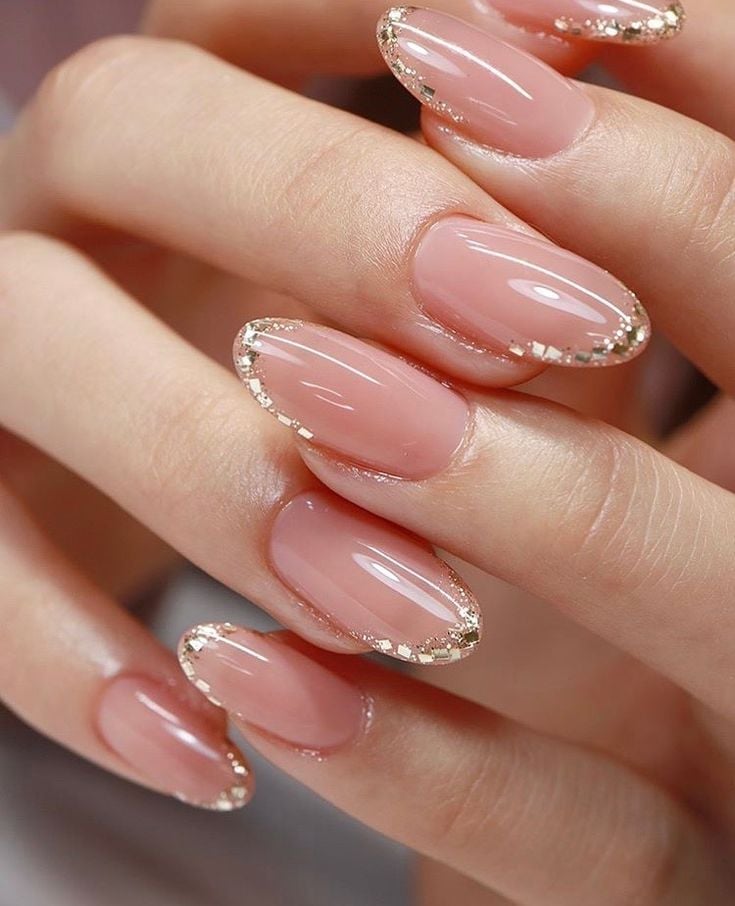Oval Nails With Fine Gold Glitter Border — Bride Nail