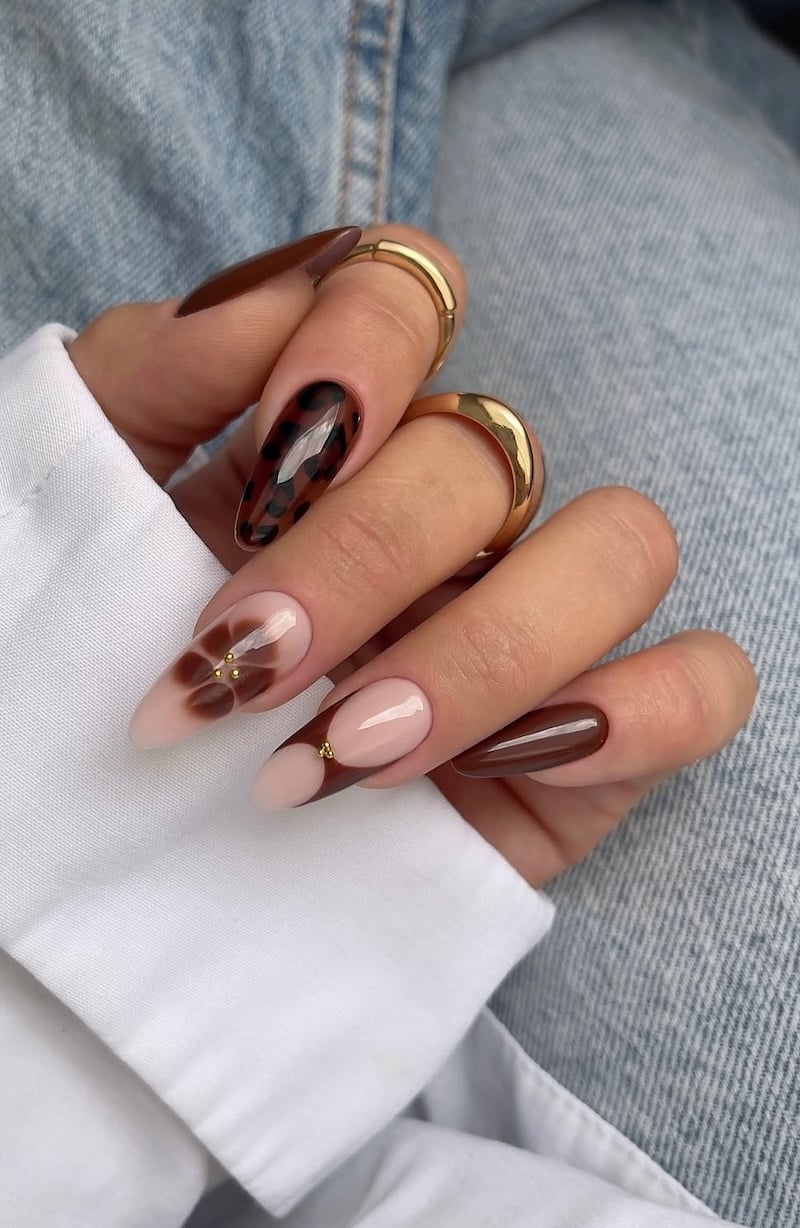 Tortoiseshell Pattern and Floral Almond Nails Tortoiseshell Pattern and Floral Almond Nails — Brown Almond Nails