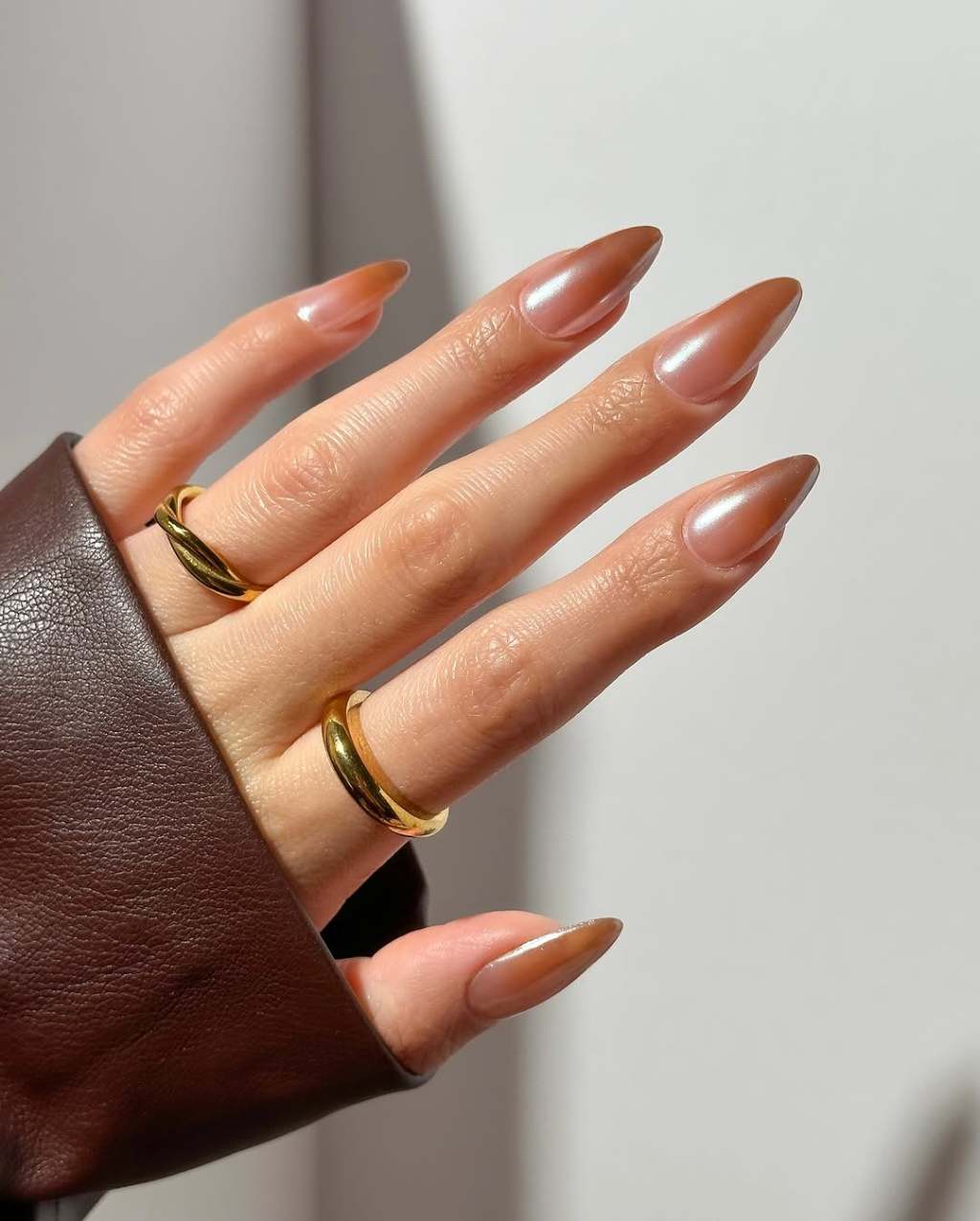 Sheer Milky Light Brown Shimmer Almond Nails Sheer Milky Light Brown Shimmer Almond Nails — Brown Almond Nails