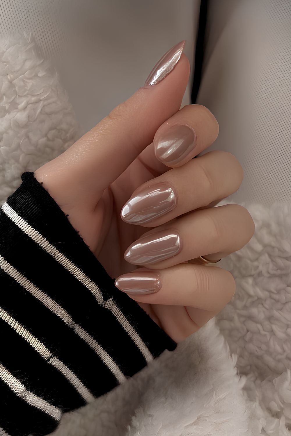 Pearlescent Light Brown Chrome Medium Almond Nails — Brown Chrome Nails