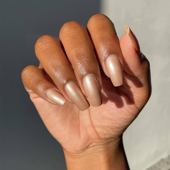 Light Brown Subtle Silver Chrome Lines Short Oval Nails — Brown Chrome Nails