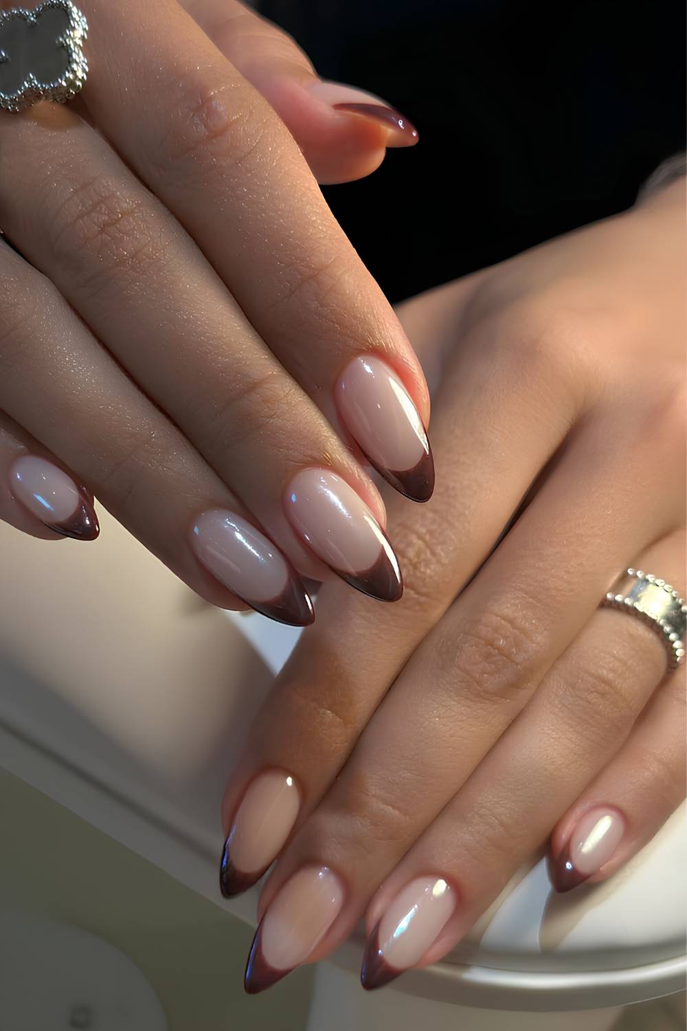Classic Dark Brown French Tip Medium Almond Nails, миндаль — Brown French Tip Nails