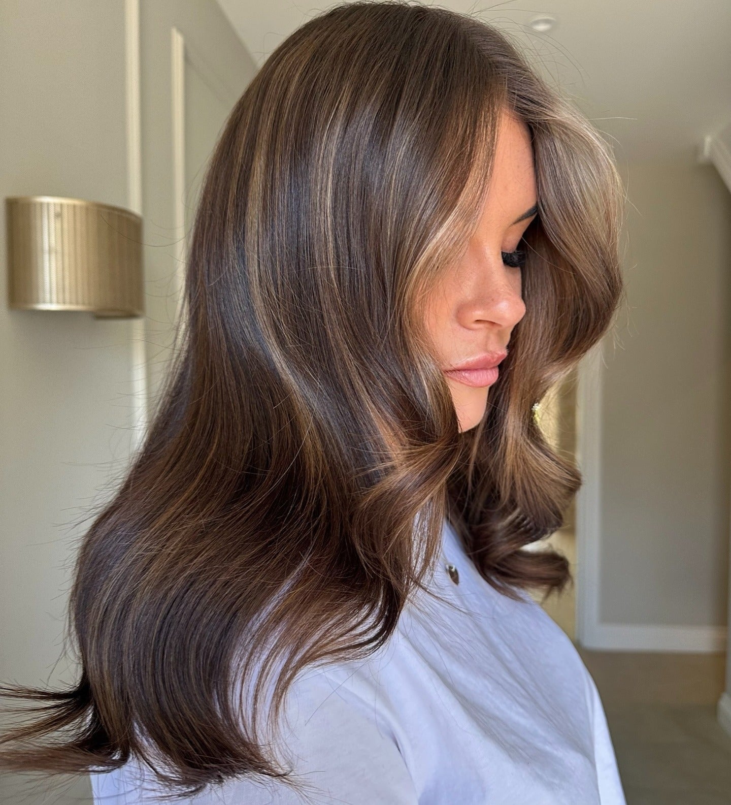 Collarbone Medium Brown With Face-Framing Highlights — Brown Highlights