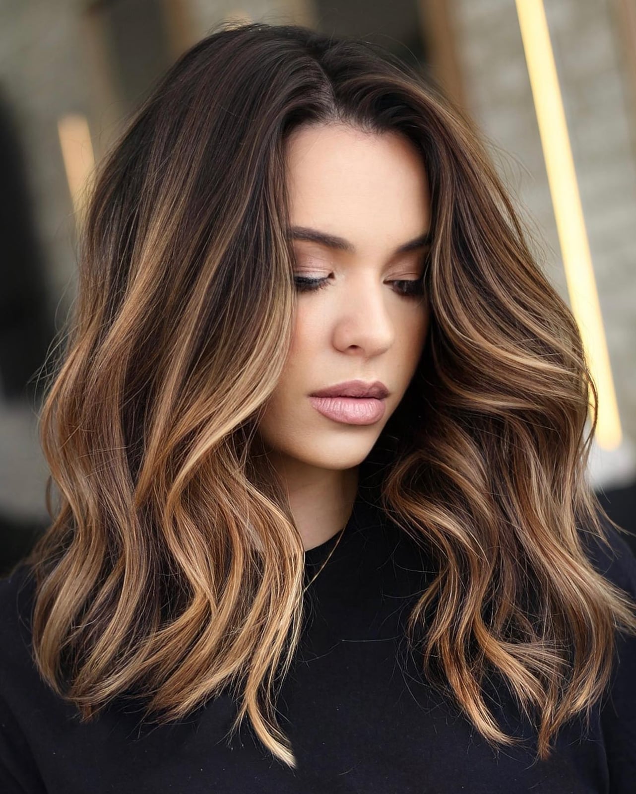 Collarbone Light Brown With Caramel Highlights — Brown Highlights