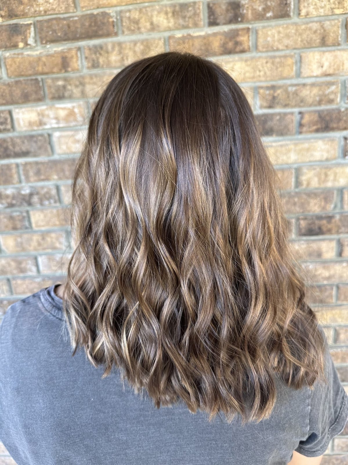 Shoulder Dark Brown With Blonde Highlights Contrast — Brown Highlights