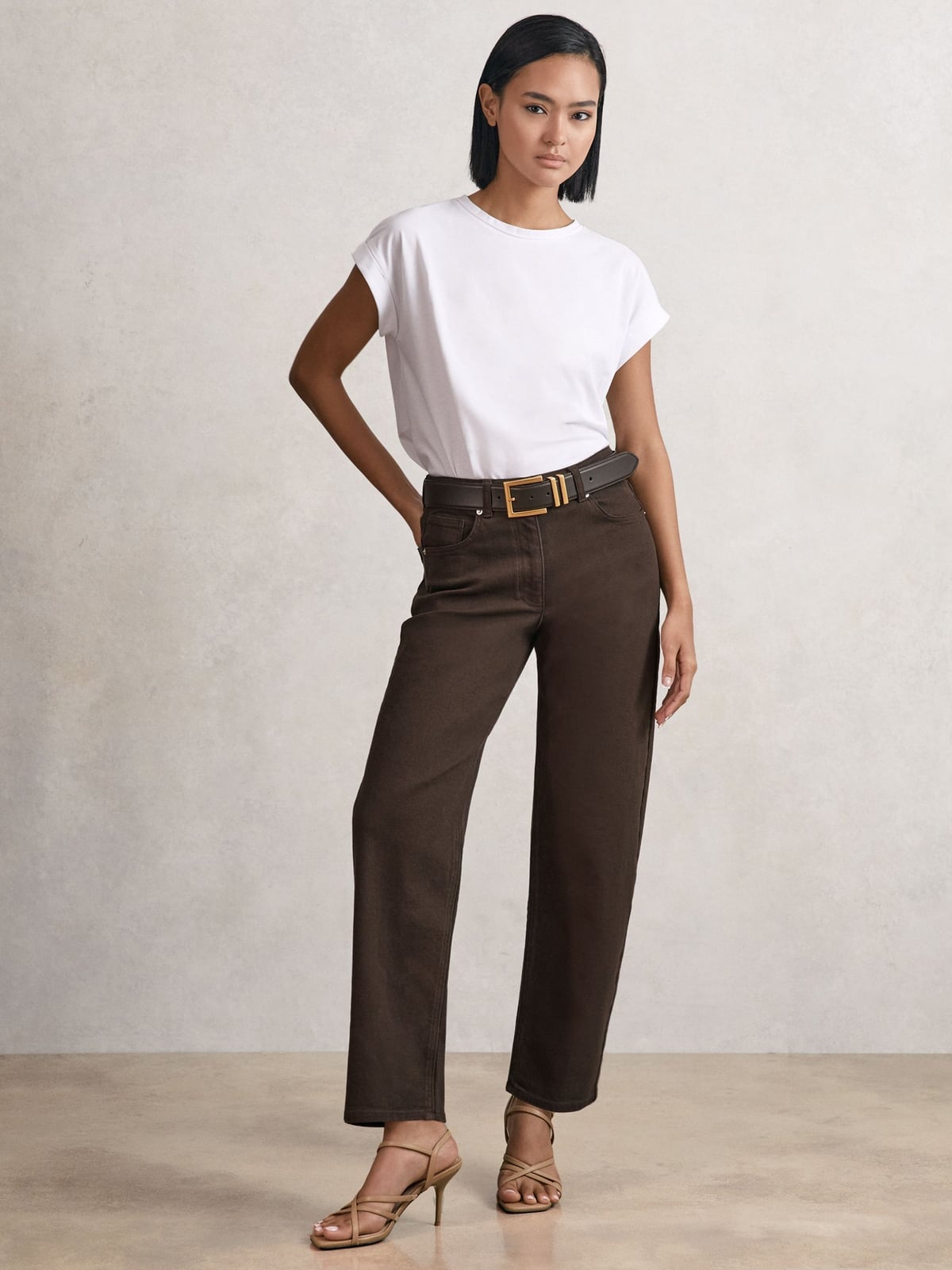 Brown Straight Leg Jeans with a White T-Shirt and Belt — Brown Jeans Outfits