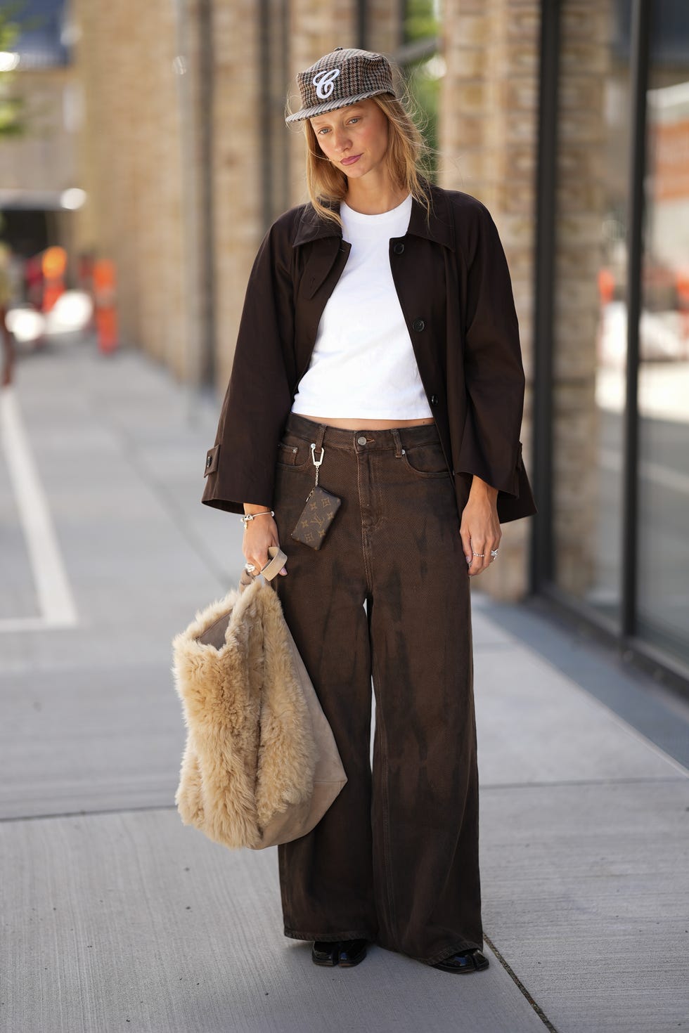 Wide Leg Brown Jeans with a White T-Shirt and Brown Jacket — Brown Jeans Outfits