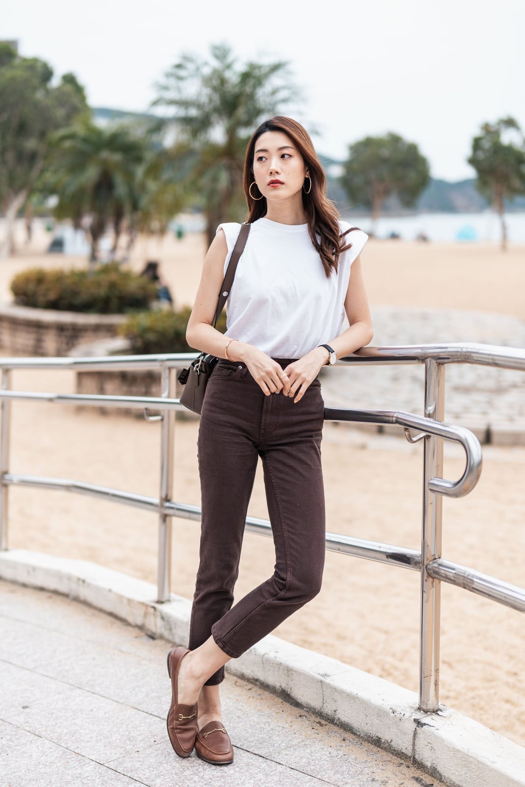 Straight Leg Brown Jeans with a Padded Shoulder T-Shirt — Brown Jeans Outfits