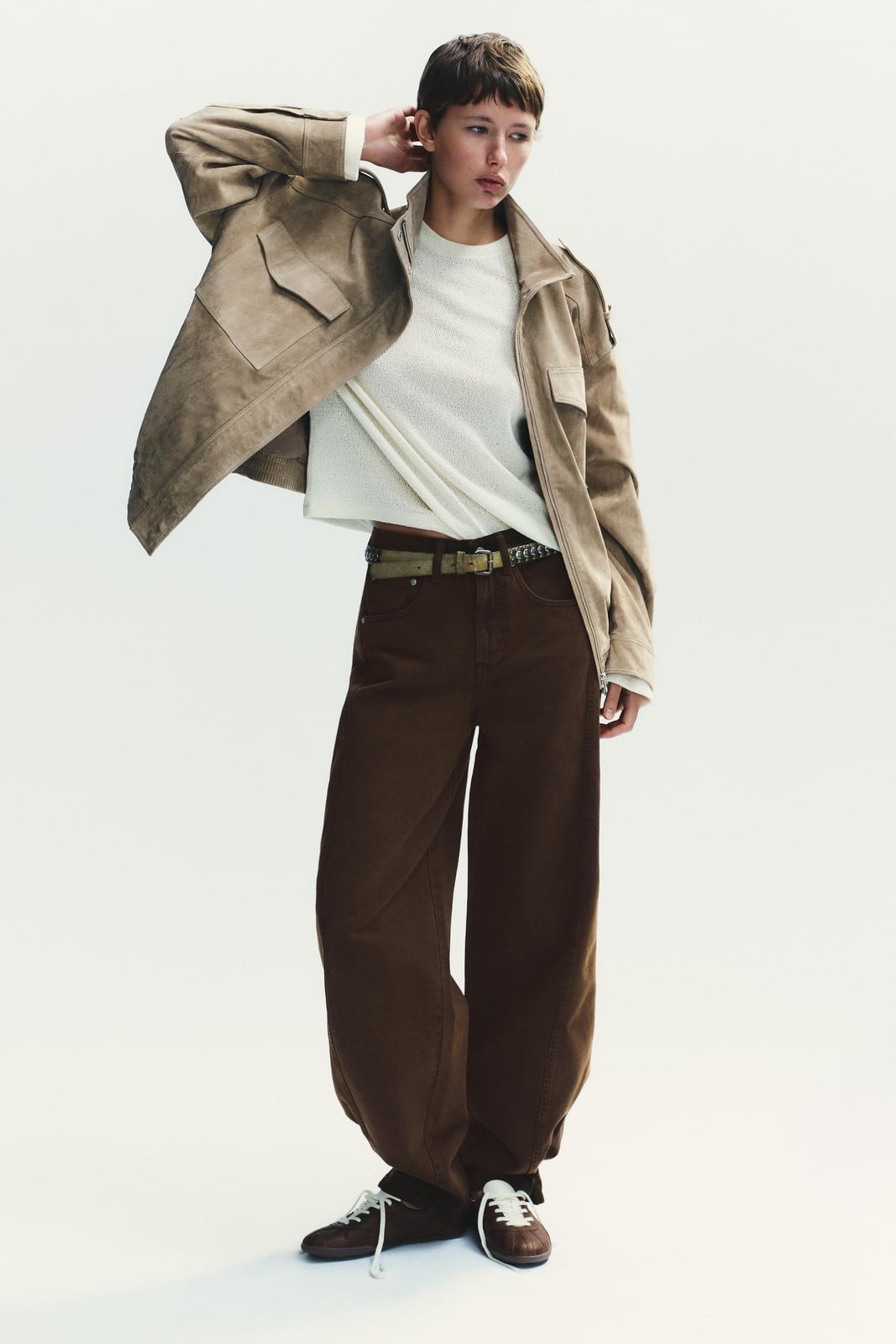 Brown Wide Leg Jeans with a Beige Knit Sweater — Brown Jeans Outfits