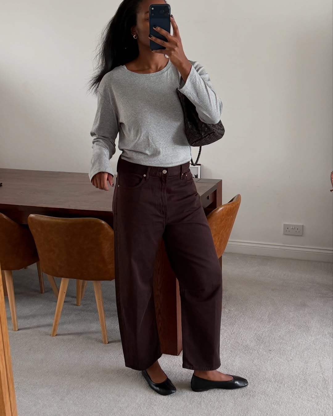 Dark Brown Wide Leg Jeans with a Gray Long Sleeve T-Shirt — Brown Jeans Outfits