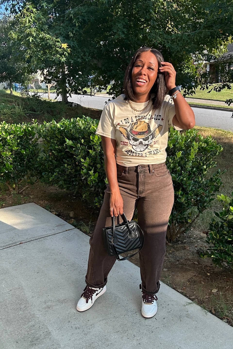 Brown Straight Leg Jeans with a Cream Graphic T-Shirt — Brown Jeans Outfits