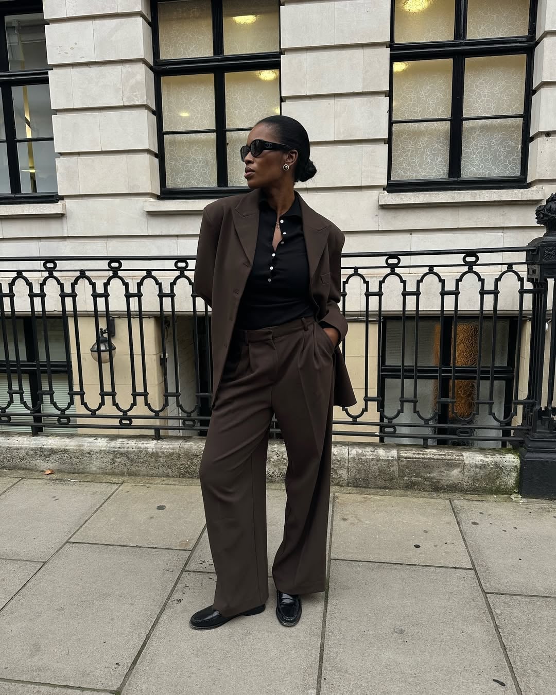 Brown Tailored Trousers with a Black Shirt and Oversized Blazer — Brown Pants Outfits