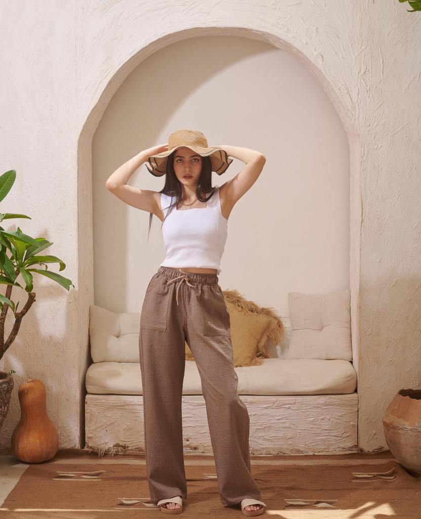 Brown Trousers with a White Tank Top and Straw Hat — Brown Pants Outfits