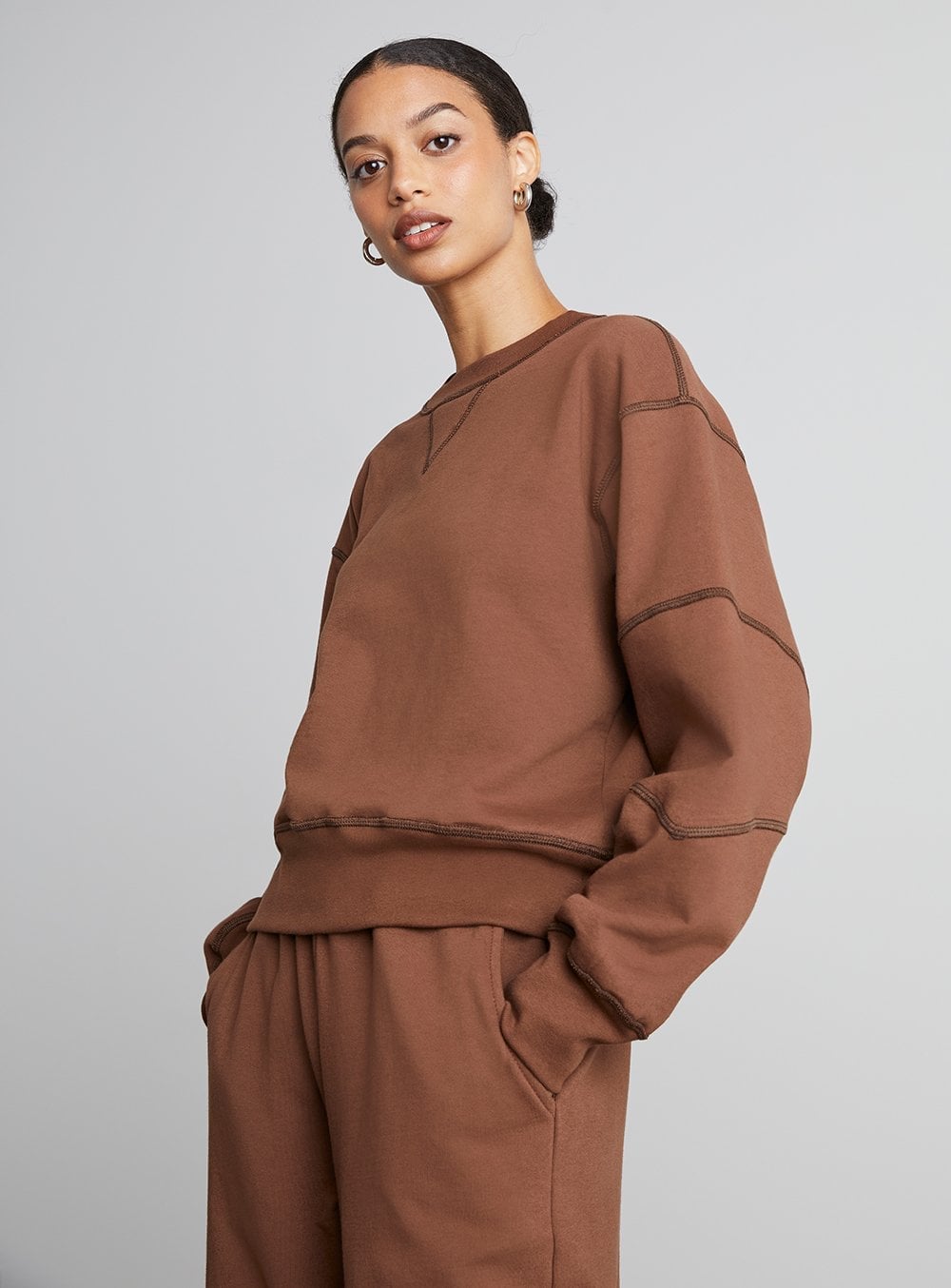 Brown Sweatpants With Hoop Earrings Brown Sweatpants With Hoop Earrings — Brown Sweatpants Outfit