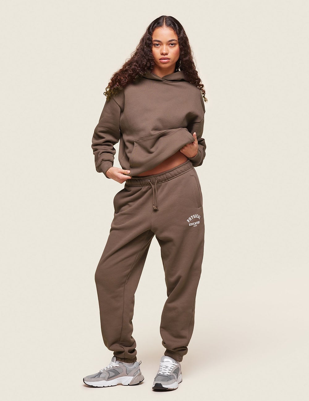 Graphic Detail Brown Sweatpants With Hoodie Graphic Detail Brown Sweatpants With Hoodie — Brown Sweatpants Outfit