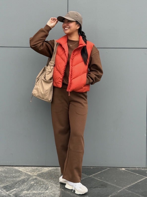 Brown Sweatpants Set With Orange Puffer Vest Brown Sweatpants Set With Orange Puffer Vest — Brown Sweatpants Outfit