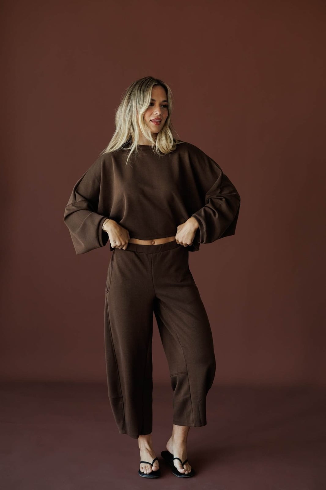 Cropped Knit Top With Relaxed Sweatpants, Flip-Flops Cropped Knit Top With Relaxed Sweatpants, Flip-Flops — Brown Sweatpants Outfit