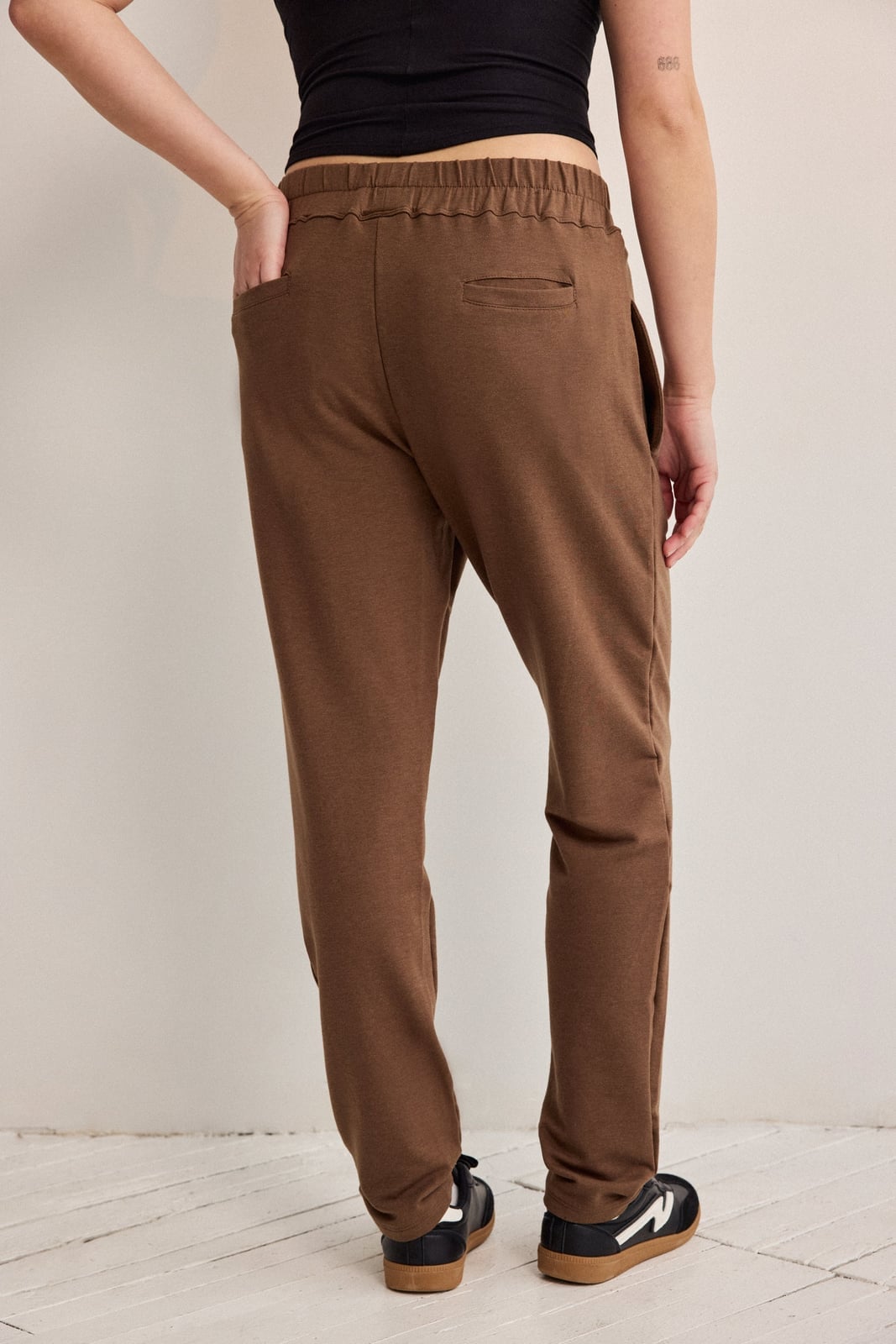 Drawstring Waist Brown Sweatpants With Black Sneakers Drawstring Waist Brown Sweatpants With Black Sneakers — Brown Sweatpants Outfit