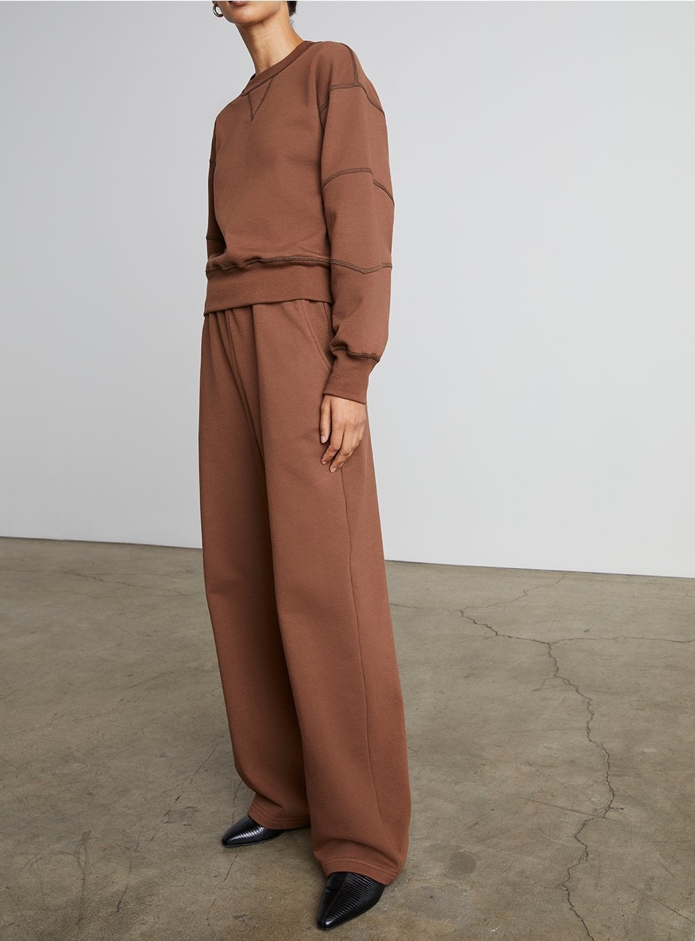 Oversized Sweatshirt With Pointed Toe Heels Oversized Sweatshirt With Pointed Toe Heels — Brown Sweatpants Outfit