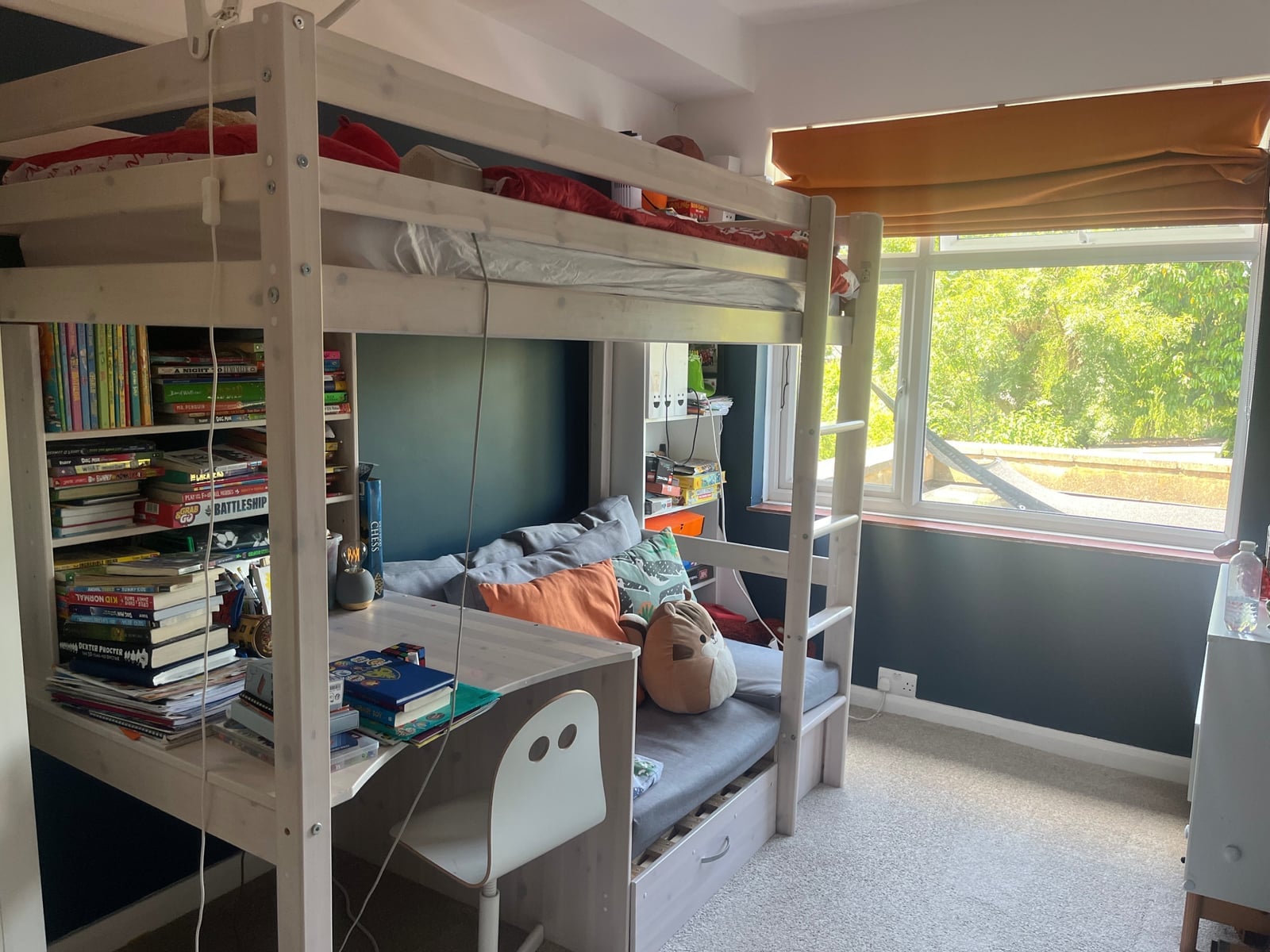 Scandinavian Bunk Bed with Blue Chevron Wallpaper and Patterned Rug Scandinavian Bunk Bed with Blue Chevron Wallpaper and Patterned Rug — Bunk Bed Ideas