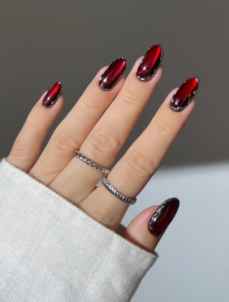 Medium Almond Chrome Outline Deep Red Medium Almond Chrome Outline Deep Red — Burgundy Chrome Nails