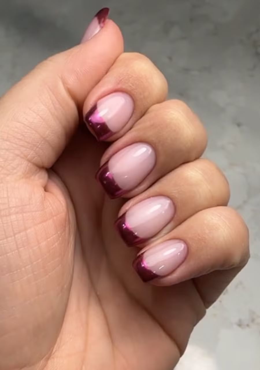Short Rounded Square Metallic Burgundy French Tips Short Rounded Square Metallic Burgundy French Tips — Burgundy Chrome Nails