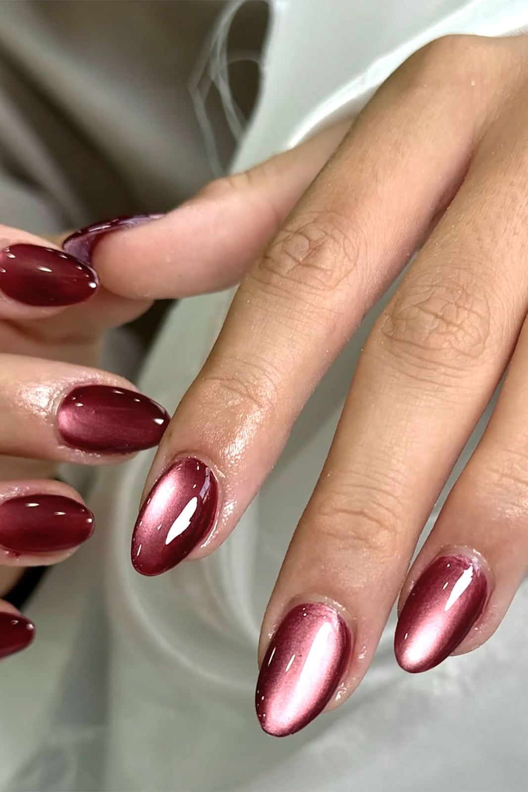 Short Almond Burgundy Pink Cat-Eye Short Almond Burgundy Pink Cat-Eye — Burgundy Chrome Nails