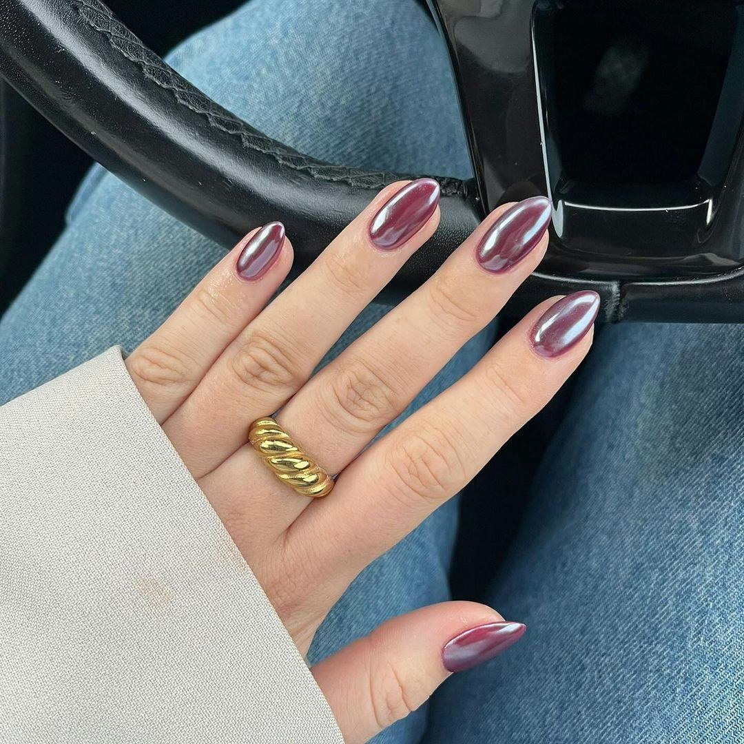 Medium Almond Burgundy Chrome, миндаль Medium Almond Burgundy Chrome, миндаль — Burgundy Chrome Nails