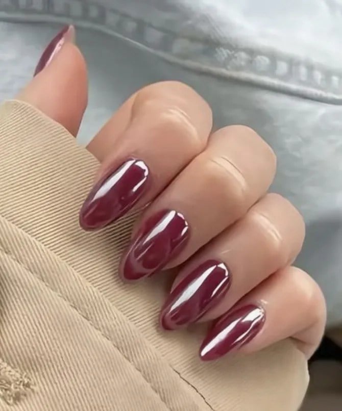 Medium Almond Deep Burgundy Chrome Medium Almond Deep Burgundy Chrome — Burgundy Chrome Nails