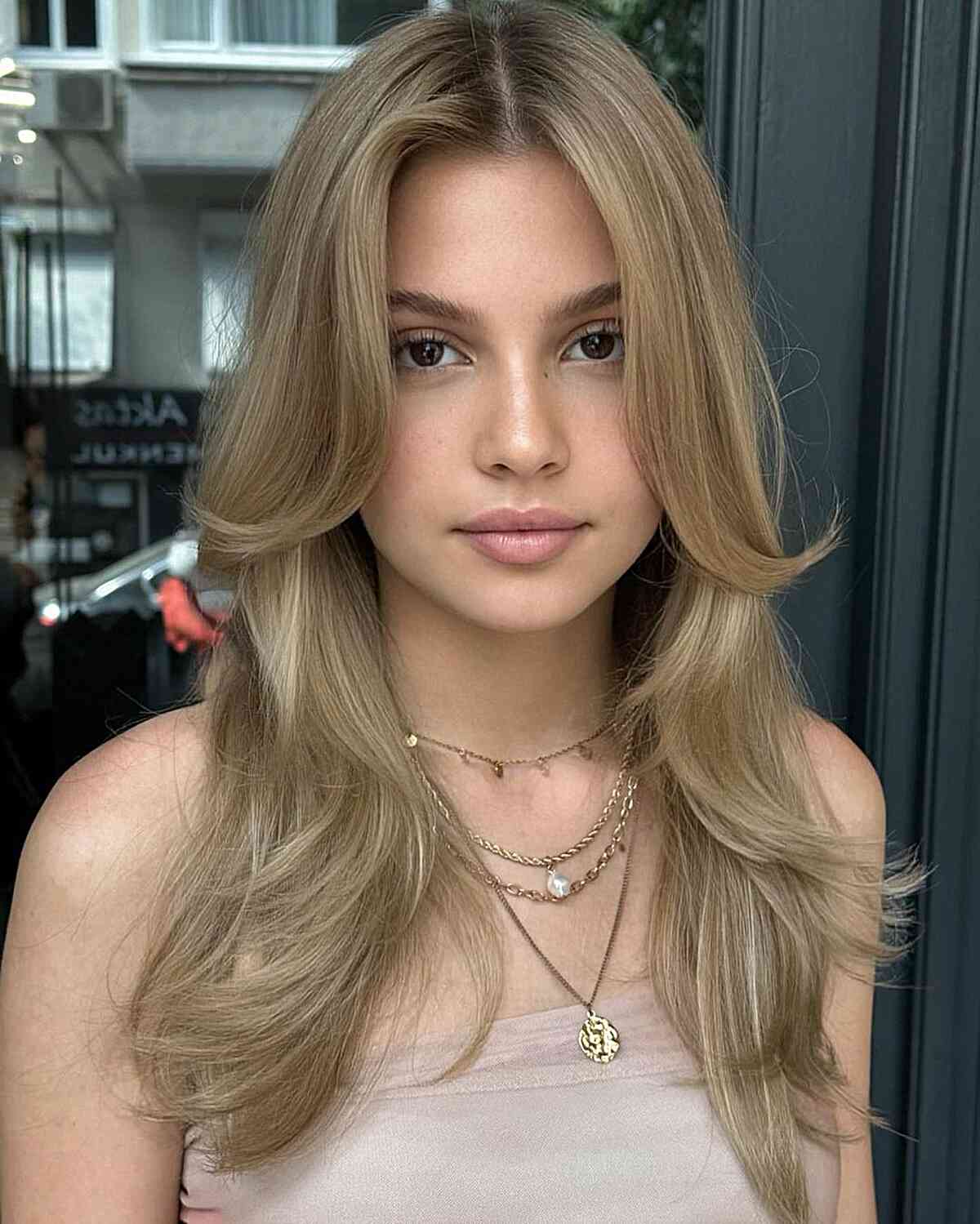 Mid-Back Butterfly With Outward-Curling Layers And No Bangs Mid-Back Butterfly With Outward-Curling Layers And No Bangs — Butterfly Haircut