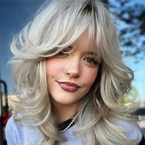 Collarbone Ash Blonde Butterfly With Wispy Bangs Collarbone Ash Blonde Butterfly With Wispy Bangs — Butterfly Haircut