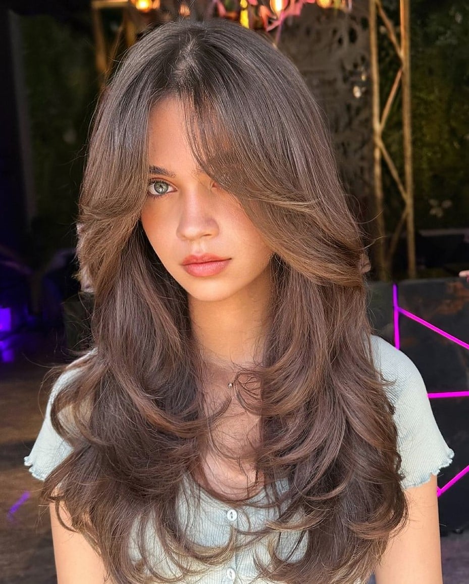 Mid-Back Butterfly Cut With Curtain Bangs And Soft Waves Mid-Back Butterfly Cut With Curtain Bangs And Soft Waves — Butterfly Haircut