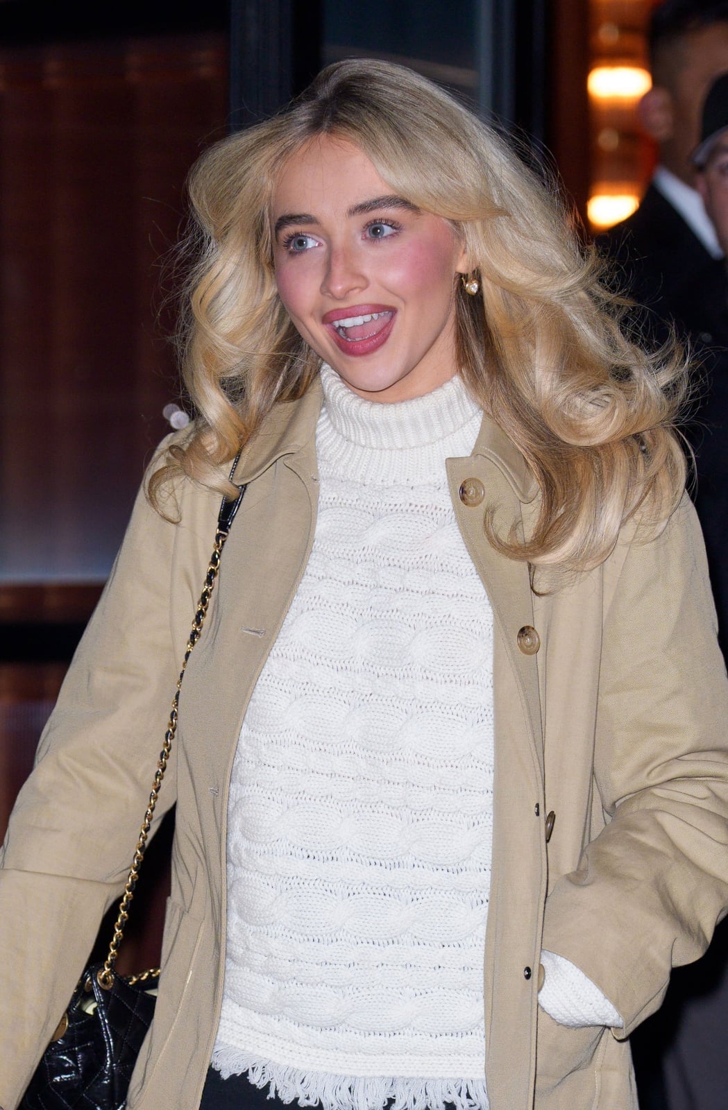 Collarbone Blonde Butterfly With Wispy Bangs And Side Part Collarbone Blonde Butterfly With Wispy Bangs And Side Part — Butterfly Haircut
