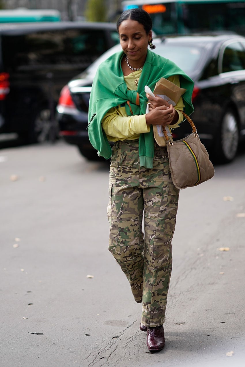 Camo Cargo Pants With A Green Sweatshirt Layer Camo Cargo Pants With A Green Sweatshirt Layer — Camo Outfits