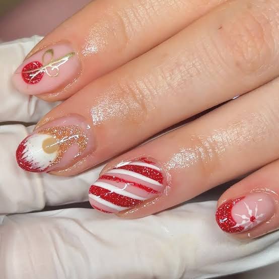Short Oval Stripe Snowflake Glitter Nails Short Oval Stripe Snowflake Glitter Nails — Candy Cane Nails