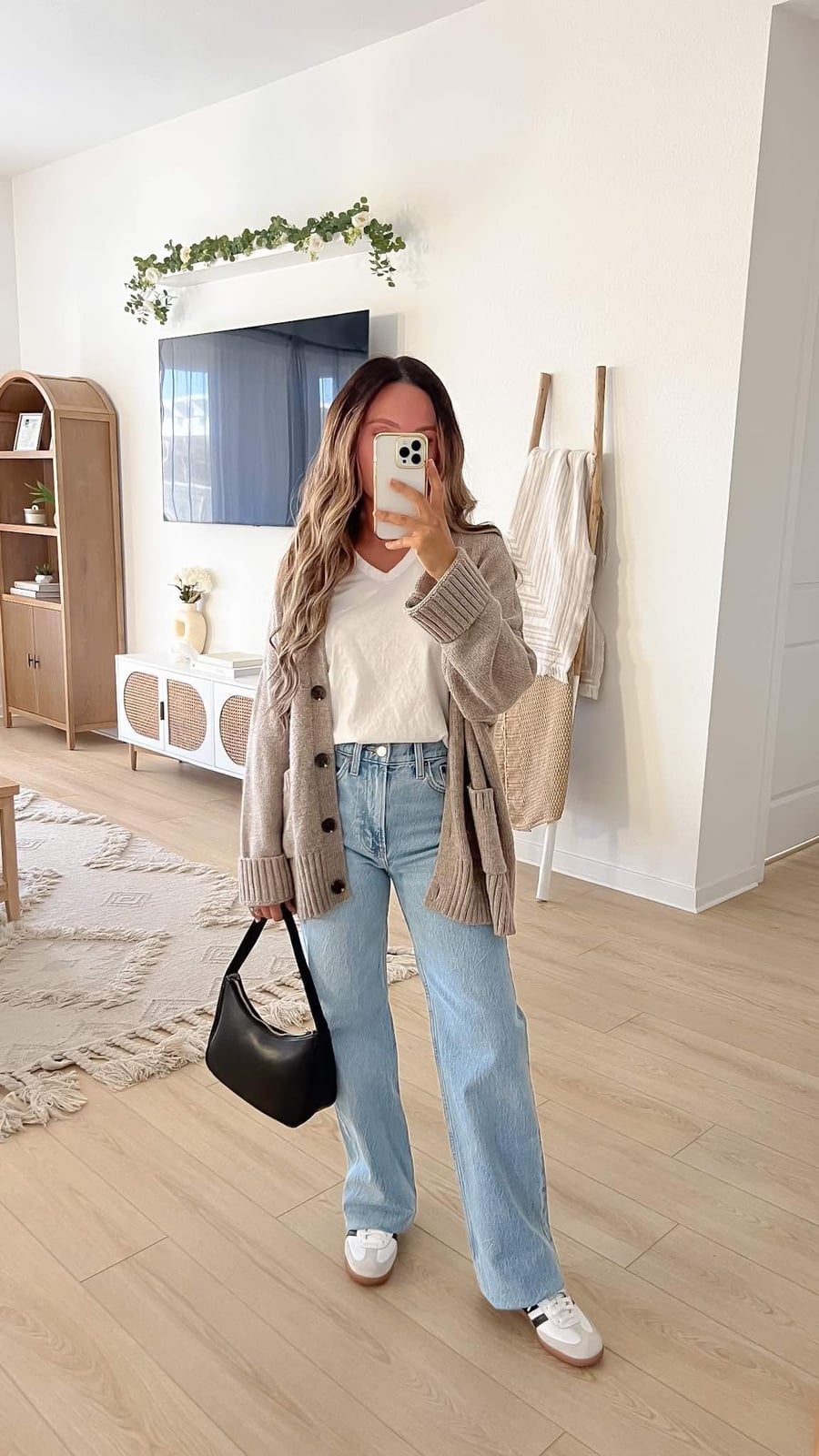 Oversized Beige Cardigan with Wide-Leg Jeans — Cardigan Outfits Ideas