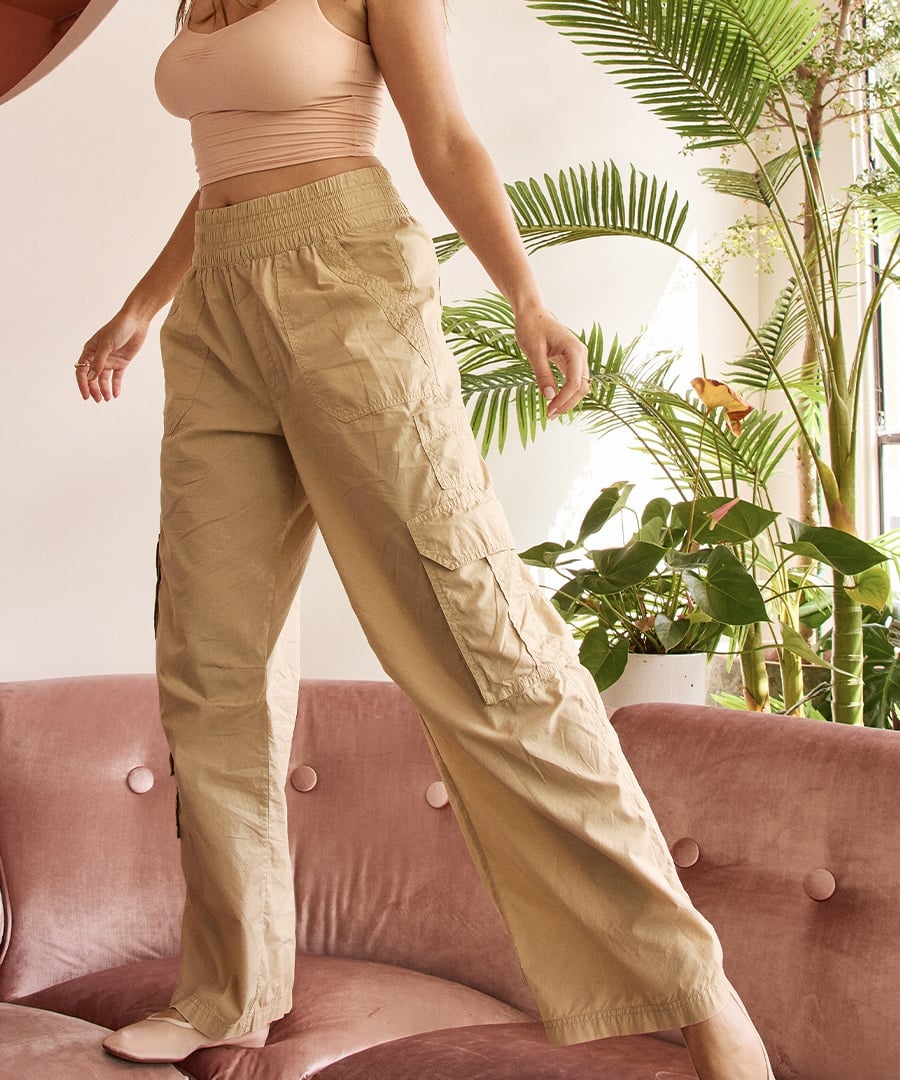 Oversized Beige Cargo Pants with Pink Cropped Tank Top and Flats Oversized Beige Cargo Pants with Pink Cropped Tank Top and Flats — Cargo Pants Outfits