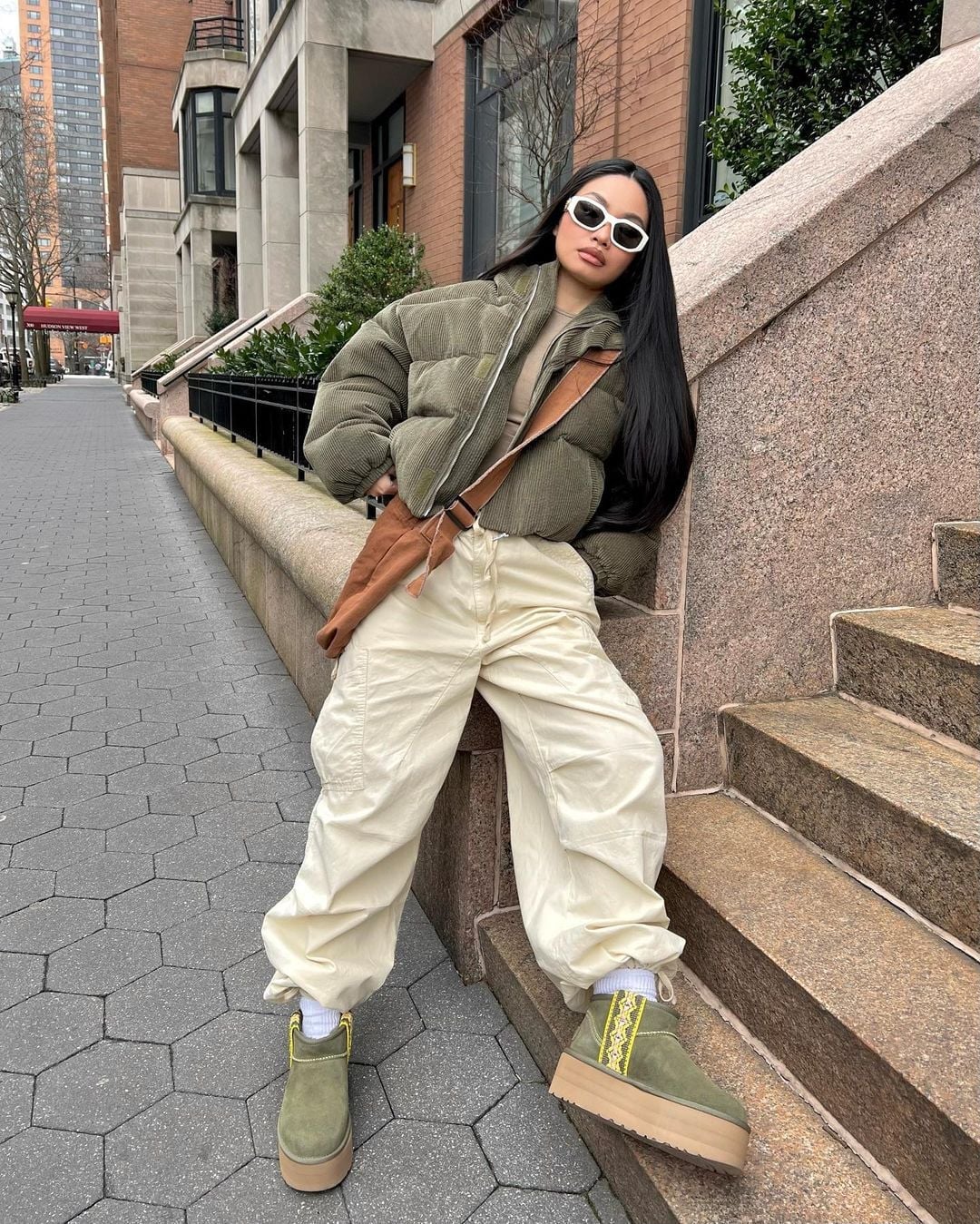 Cream Baggy Cargo Pants with a Green Puffer Jacket and Boots Cream Baggy Cargo Pants with a Green Puffer Jacket and Boots — Cargo Pants Outfits