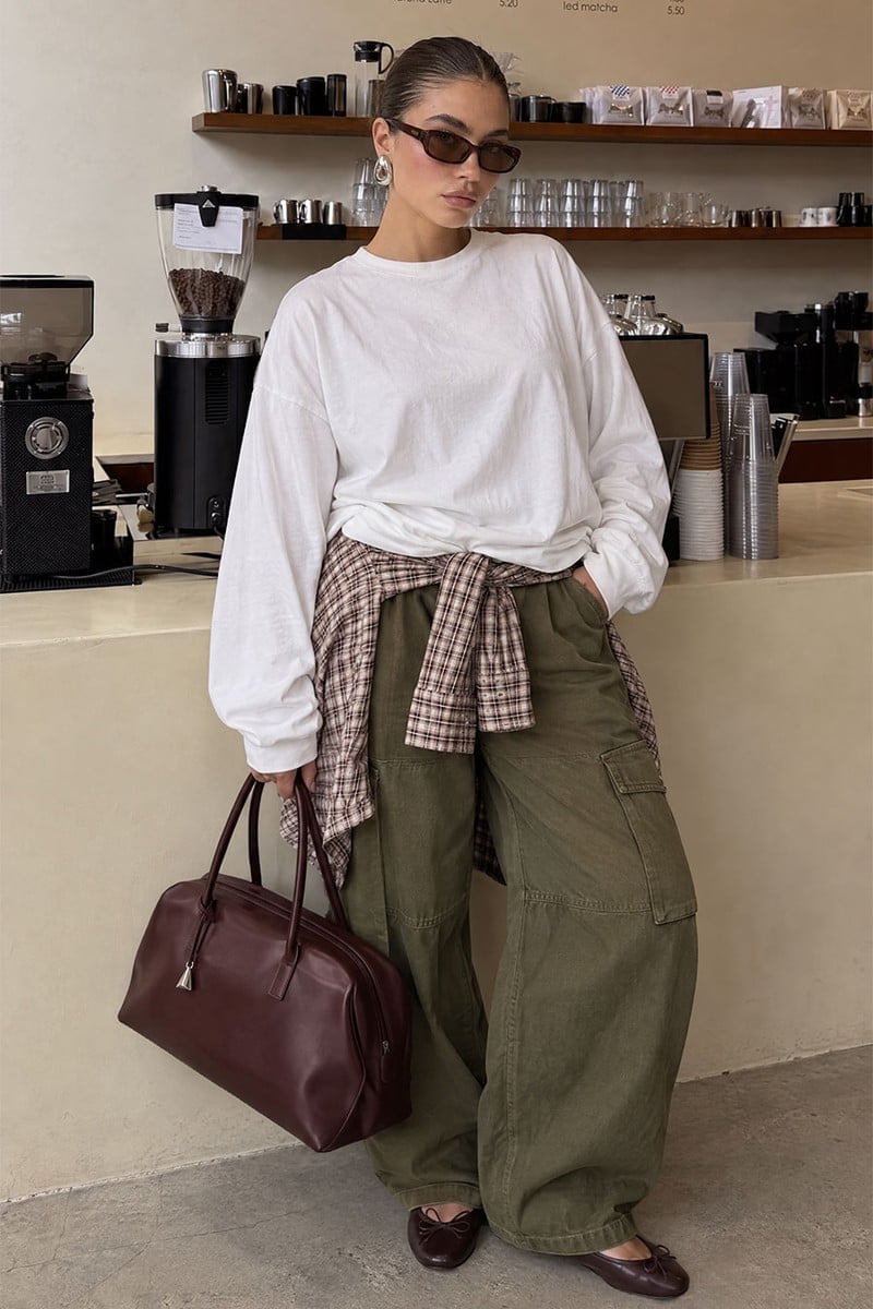 Olive Green Cargo Pants with a Plaid Shirt and Ballet Flats Olive Green Cargo Pants with a Plaid Shirt and Ballet Flats — Cargo Pants Outfits
