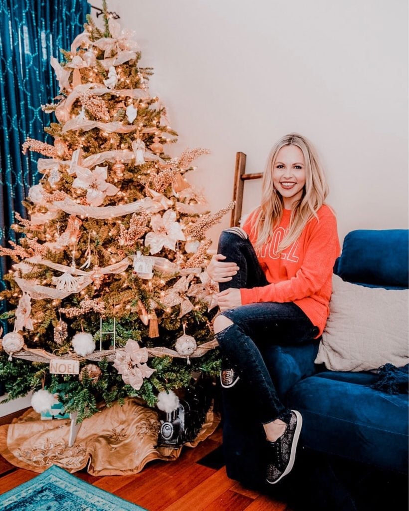 Red Graphic Sweater With Ripped Jeans — Casual Christmas Outfits