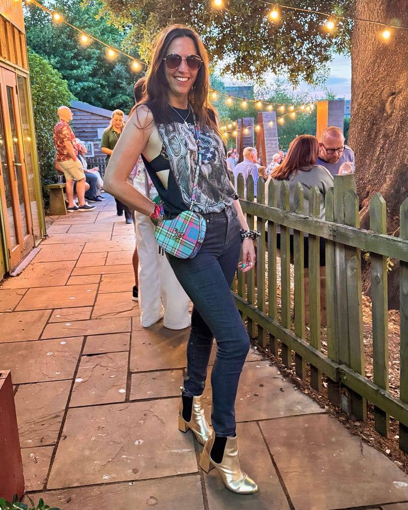 Graphic Tee with Skinny Jeans and Gold Boots Graphic Tee with Skinny Jeans and Gold Boots — Casual Concert Outfit