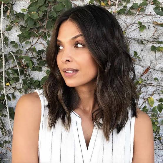 Collarbone Waves With Curtain Bangs — Casual Hairstyles
