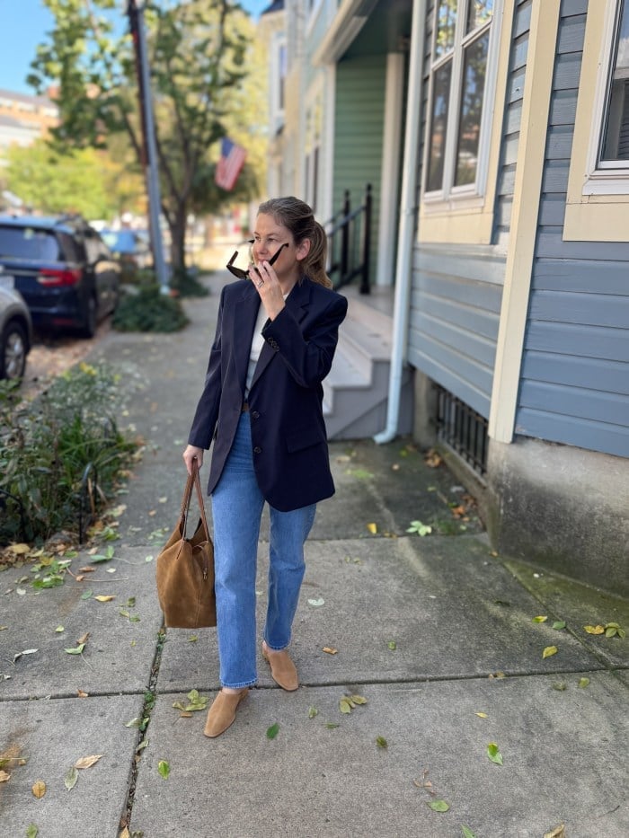 Navy Oversized Blazer with Jeans and T-Shirt Navy Oversized Blazer with Jeans and T-Shirt — Casual Work Outfits