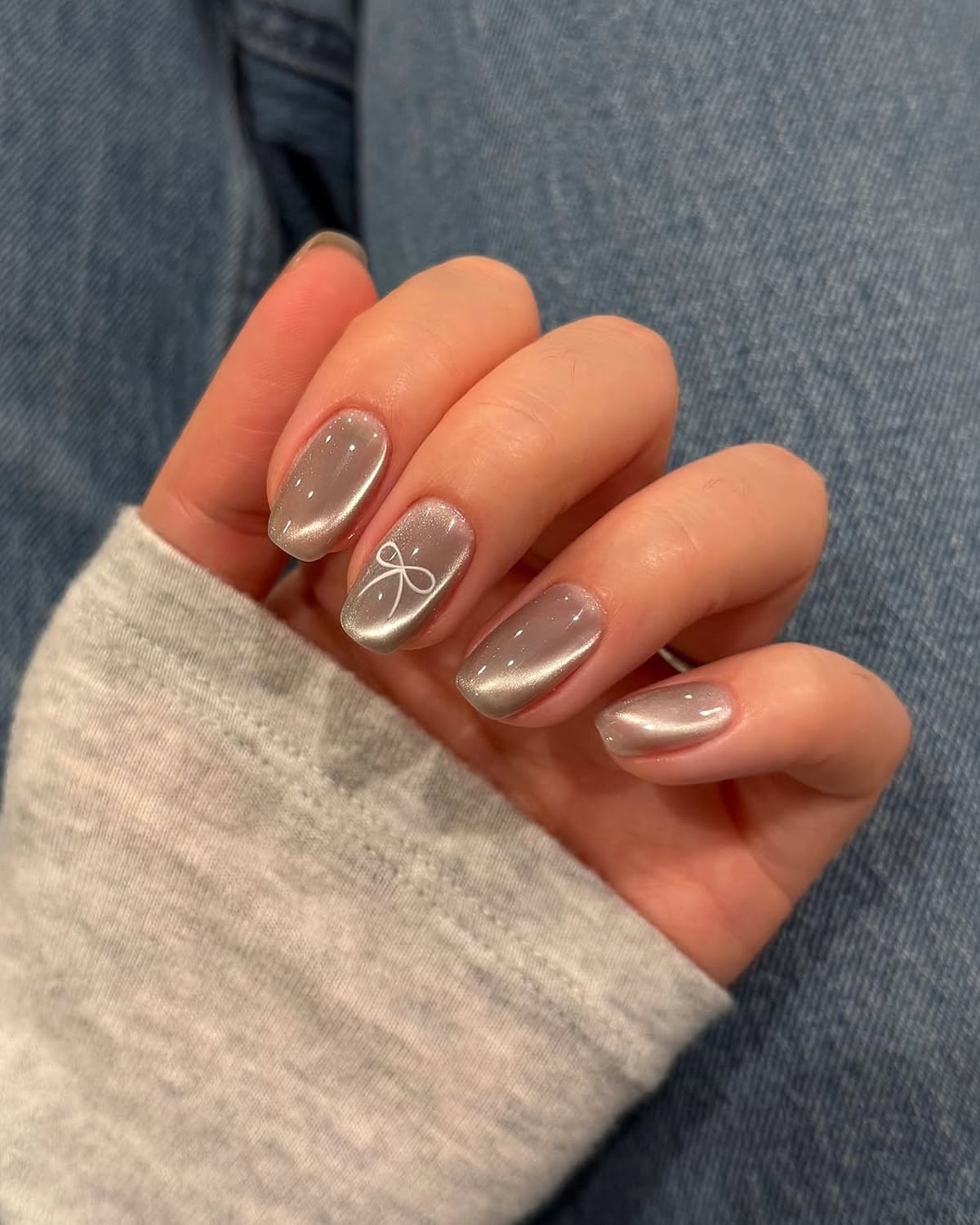 Short Almond Taupe Cat Eye White Bow Short Almond Taupe Cat Eye White Bow — Cat Eye Nail Art