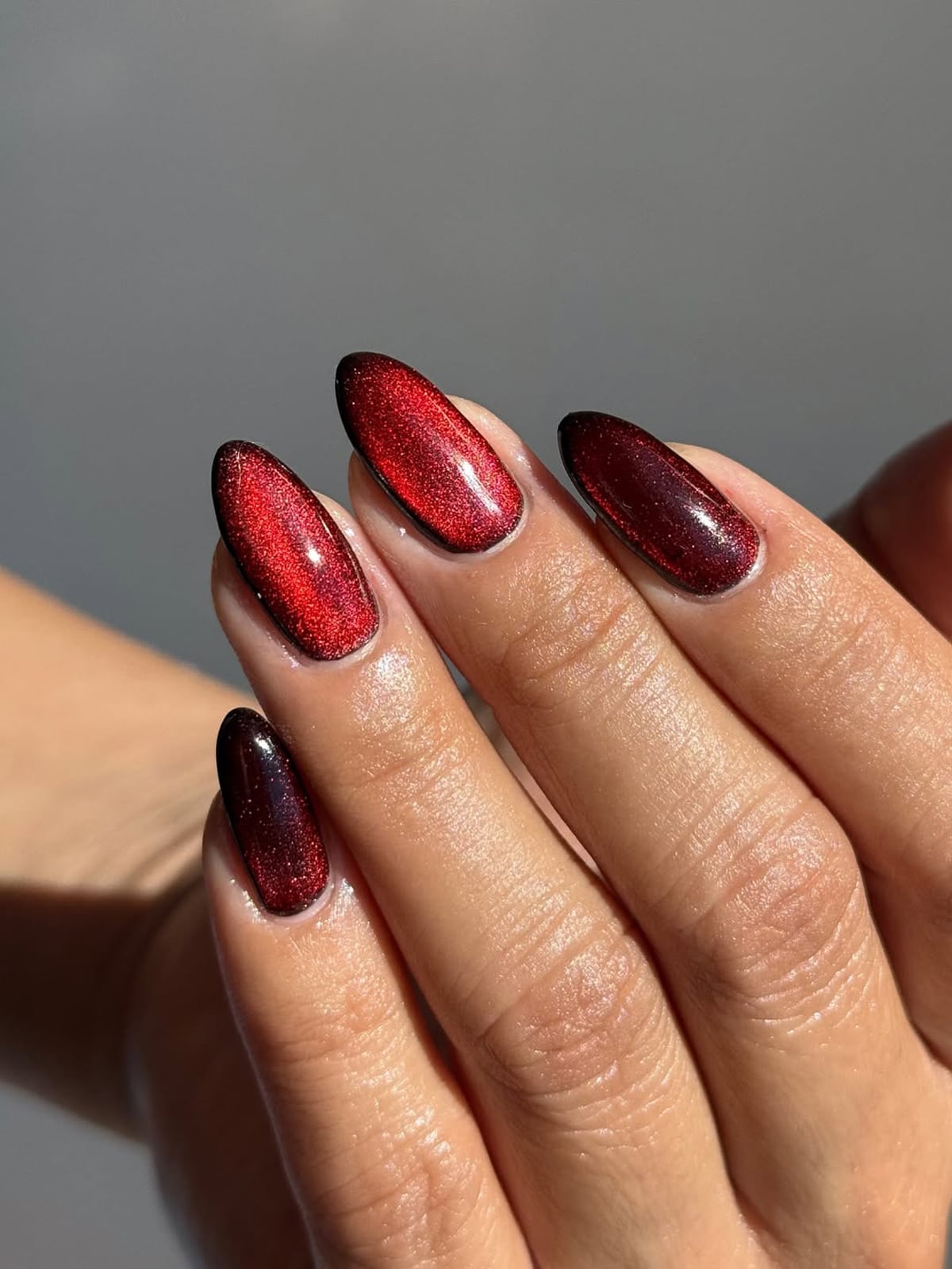 Medium Almond Red Gradient Cat Eye Medium Almond Red Gradient Cat Eye — Cat Eye Nail Art